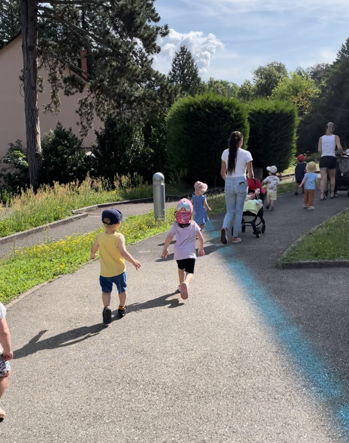 Micro crèche Saint Come enfants qui marchent dehors